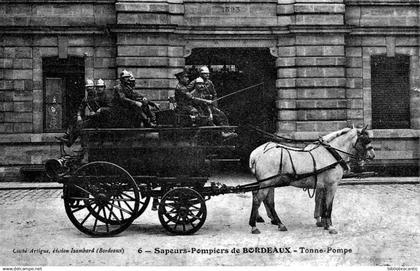 D33 Cpa BORDEAUX < SAPEURS POMPIERS DE BORDEAUX - TONNE-POMPE