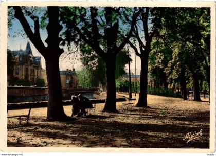 CPM Brive-la-Gaillarde - Place de la Guierle - Promenade (1039974)