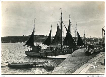 CAMARET SUR MER(FINISTERE) BATEAU LANGOUSTIER