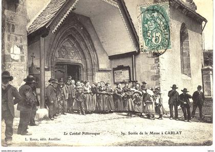 Carte postale ancienne de CARLAT - Sortie de Messe