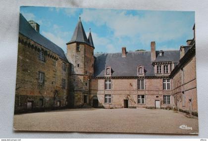 Cpm, Carrouges, le château, la cour d'honneur, Orne 61