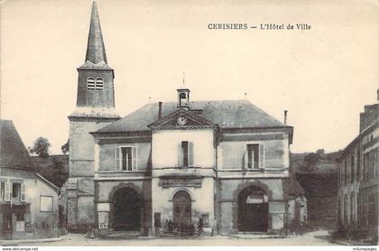 89 YONNE L'Hôtel de Ville et l'Eglise de CERISIERS