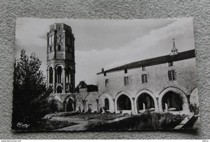 Cpsm 1959, Charroux, le jardin du cloitre, la salle capitulaire et la tour, Vienne 86