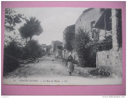 CPA Chatel-Guyon    - "  La Rue de Riom  "