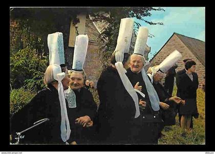 29 - Combrit - Pardon de la Clarté - Groupe de Bigoudènes près de la Chapelle - Folklore - Coiffes - Flamme Postale - Vo