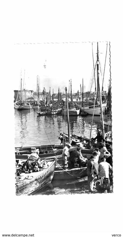 Carte Postale Ancienne de CONCARNEAU-Le Port