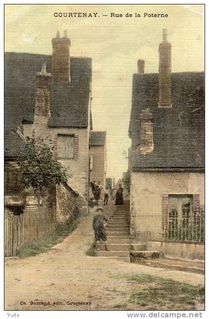 COURTENAY  RUE DE LA POTERNE  CARTE TISSE RARE