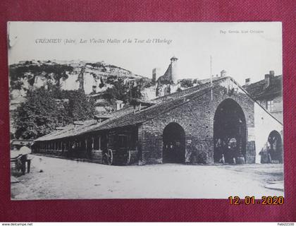 CPA - Crémieu - Les Vieilles Halles et la Tour de l'Horloge