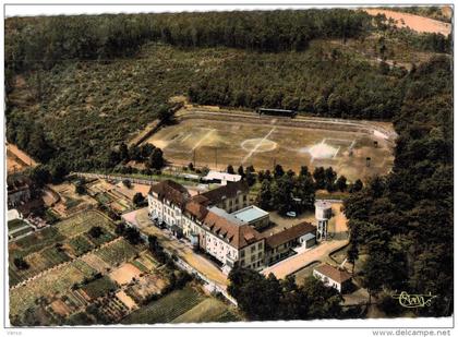 Carte Postale Ancienne de CREUTZWALD-L'hopital et le terrain des sports-vue aérienne