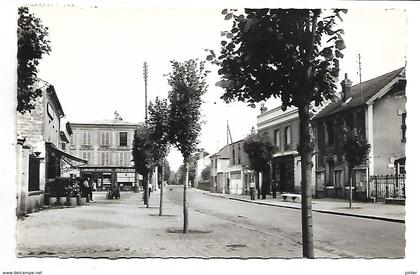 CROISSY SUR SEINE - Le boulevard de la Mairie