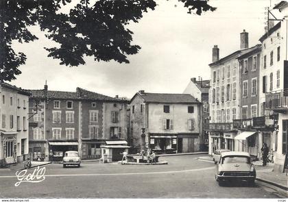 CPSM Cunlhat Le Marché et Place de la fontaine - DS et Dauphine