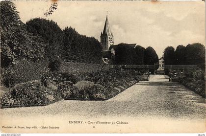 CPA Ennery cour d'honneur du chateau (1318156)