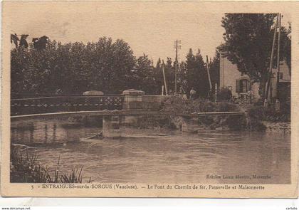 84 ENTRAIGUES-sur-la-SORGUE  Le Pont du Chemin de Fer , Passerelle et Maisonnette