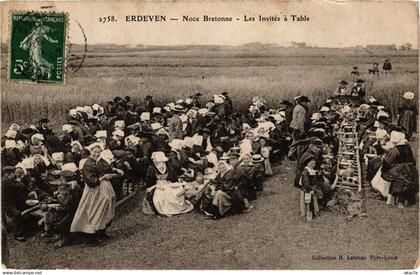 CPA ERDEVEN - Noce Bretonne - Les Invites a Table (205828)