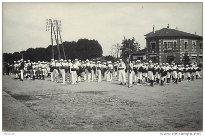 - ref F198 - oise -  carte photo - estree saint denis - estree st denis - gymnastes et fanfare -  carte photo bon etat