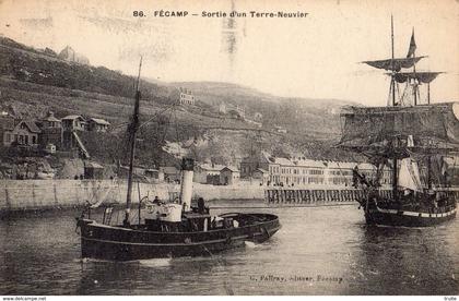 FECAMP SORTIE D'UN TERRE-NEUVIER TRACTEE PAR  UN REMORQUEUR