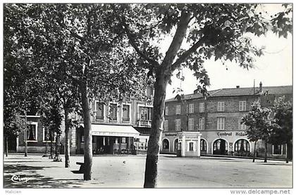 - loire -ref- A538 - feurs - place de l hotel de ville - cafe moderne - hotel central - restaurant - carte bon etat -