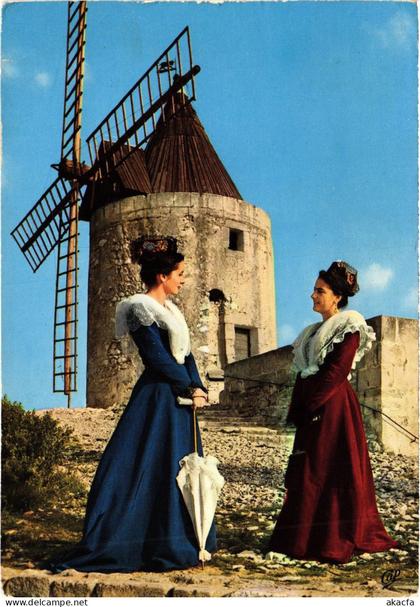 CPM Fontvieille Arlesiennes au Moulin FRANCE (1377174)