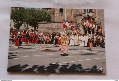 Cpm, Fréjus, la danse de la vigne, au centre l'Evêque de Fréjus, Var 83