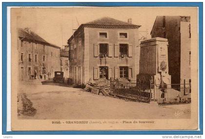 48 - GRANDRIEU --  Place du souvenir