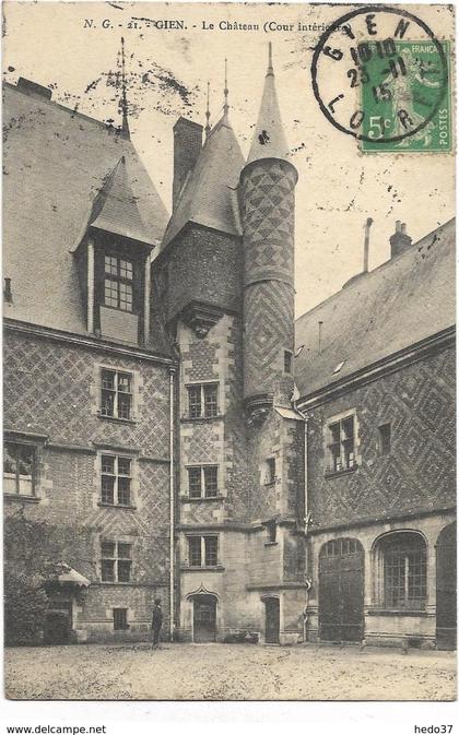 Gien - Le Château (cour intérieure)