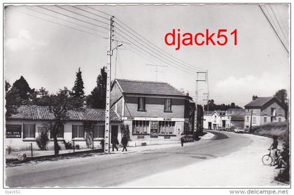 51 - GIVRY-en-ARGONNE (Marne) - Avenue de la Gare ( Café Hotel, Bière La Slavia) / 2 Scans