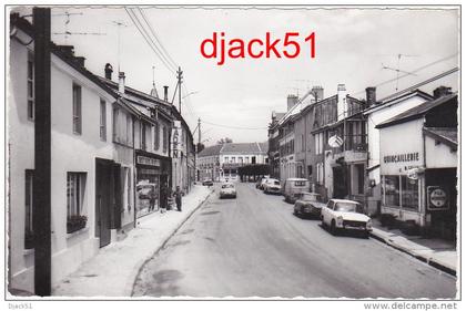 51 - GIVRY-en-ARGONNE (Marne) - Rue du Général Leclerc (Voitures : Peugeot, Citroën, Renault) / 2 Scans