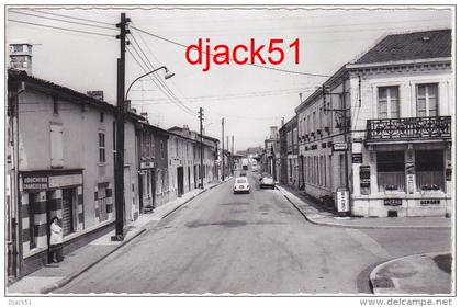 51 - GIVRY-en-ARGONNE (Marne) - Rue Eugène Delacroix (Voitures : Renault 4L, 2CV Citroën) / Boucherie / Café