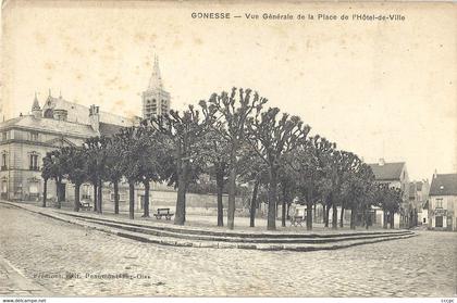 CPA Gonesse vue générale de la Place et de l'Hôtel de ville