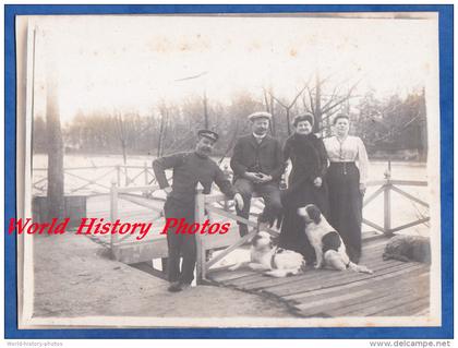 CPA photo - GOURNAY sur MARNE - Portrait d'homme , femme & chien au bord de la Marne