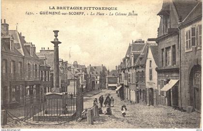 Carte Postale ancienne de GUEMENE sur SCORFF - La place & la colonne Bisson