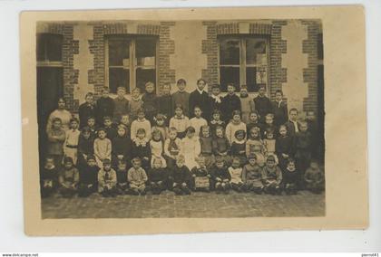 HÉBÉCOURT - ÉCOLE - Carte photo de classe enfants posant avec leur maîtresse - Inscription sur ardoise "HÉBÉCOURT 1918"