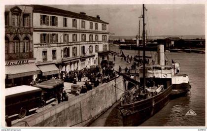 Honfleur - Cafe de Paris