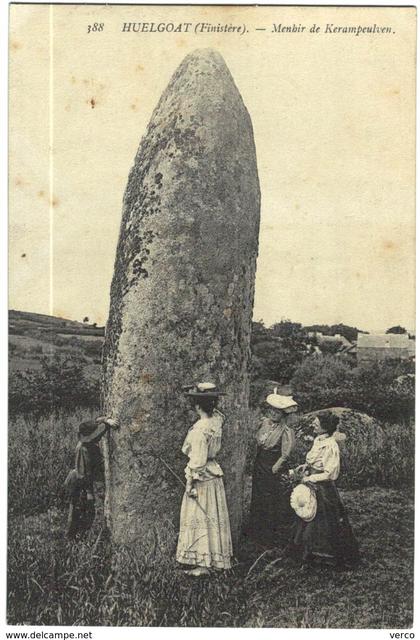 Carte Postale Ancienne du HUELGOAT- Menhir de Kerampeulven