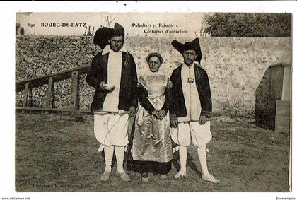 CPA-Carte postale-France-Ile de Batz- Paludiers et Paludière -costumes d'autrefois -VMO14763