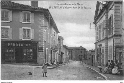 Carte Postale Ancienne de : JULIENAS-rue de la Mairie