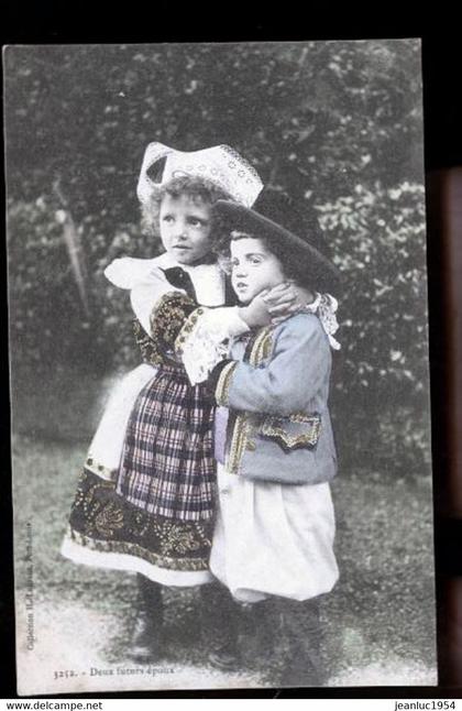 KERLOUAN ENFANTS COSTUMES