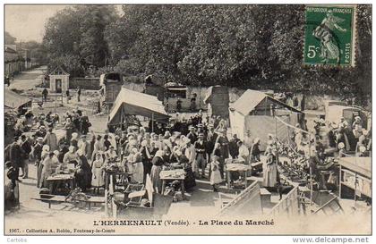 85 L'HERMENAULT  La Place du Marché