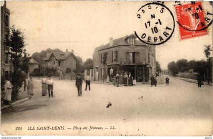 CPA L'ILE-SAINT-DENIS Place des Javeaux (1353163)