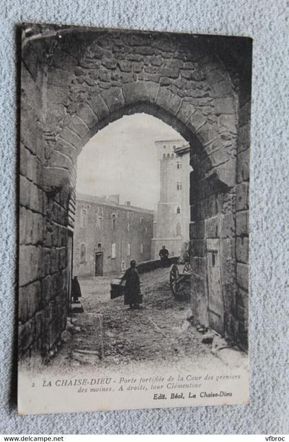 la Chaise Dieu, porte fortifiée de la cour des greniers des moines, haute Loire 43