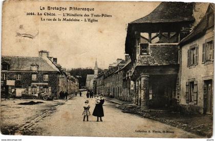 CPA LA CHEZE-L'Hotellerie des Trois Pilliers-La rue de la Madeleine (231042)