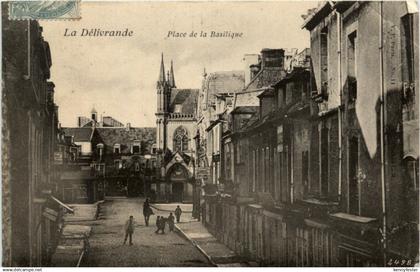 La Delivrande - Place de la basilique