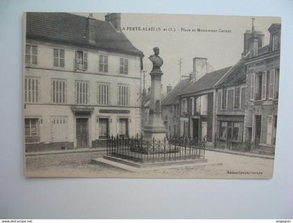 CPA  La Ferté-Alais  Place et Monument Carnot