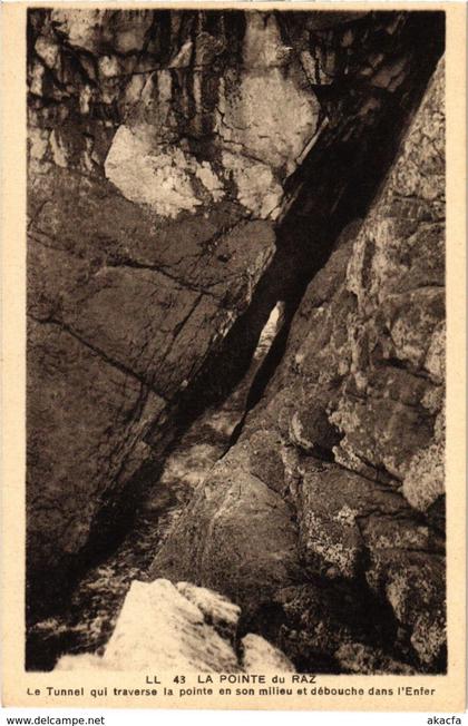 CPA La Pointe du Raz - Le Tunnel qui Traverse la Pointe en son Milieu (1033150)