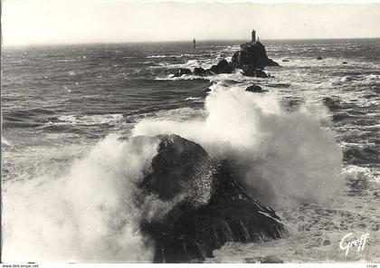 CPSM La Pointe du Raz Coup de mer à l'extrême pointe