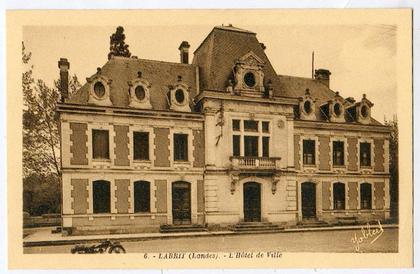 40 - LABRIT. L'Hôtel de Ville.