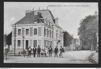 LABRIT -  Hôtel de Ville et Route de Roquefort