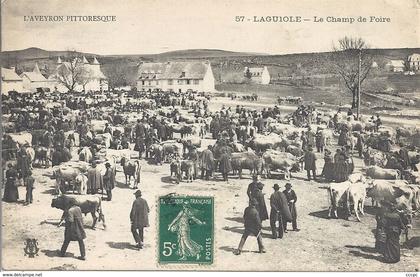 CPA Laguiole Le Champ de Foire