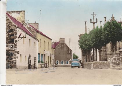 29 - LAMPAUL - GUIMILIAU - Place de l' Eglise