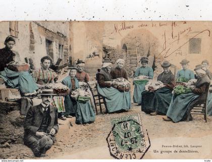 LANGEAC UN GROUPE DE DENTELLIERES (CARTE COLORISEE)